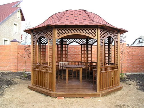 Беседка с оригинальной крышей
