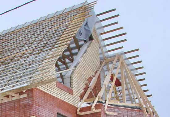 фронтон двускатной крыши из кирпича