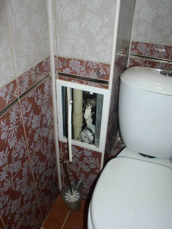 Трубы в туалете под кафелем