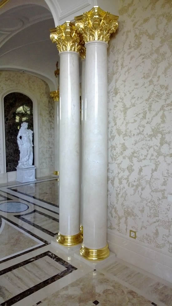Белые колоны из натурального камня