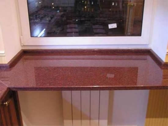 Небольшой подоконник из натурального камня